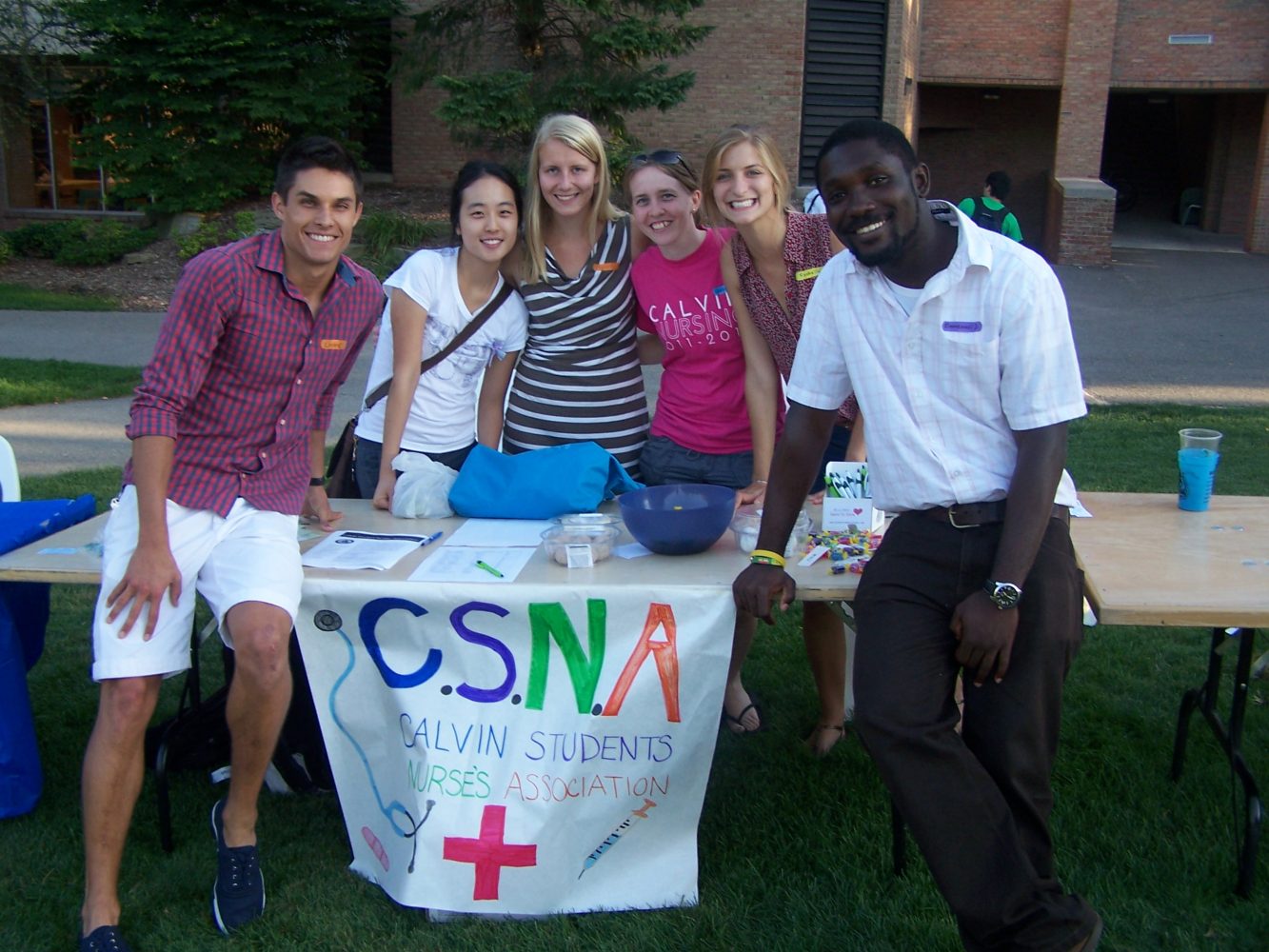 Members+of+the+Calvin+Students+Nurses+Association+recruit+new+members+at+Cokes+and+Clubs.+Photo+by+Connor+Sterchi