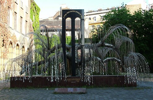 A Hungarian Holocaust memorial. Photo courtesy WIkimedia Commons user Ian Pitchford. 