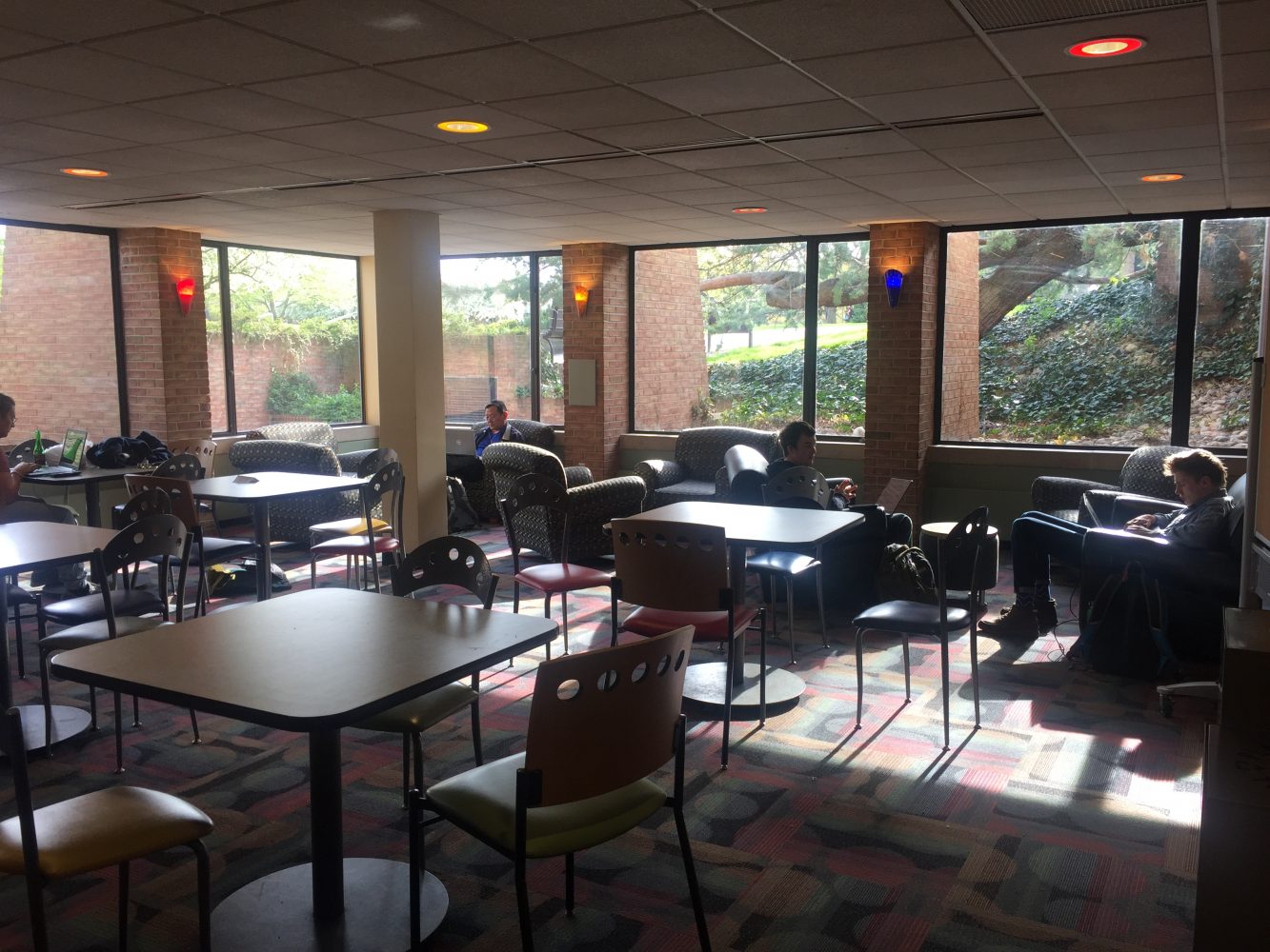 The commuter-only study space can be found in the corner of Johnnys, with a view of commons lawn; Photo by Julia McKee.