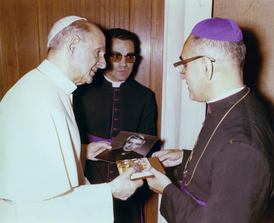 Oscar Romero (right) meeting Pope Paul VI (left).