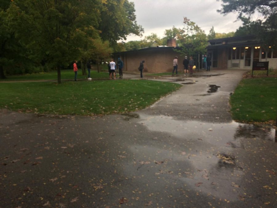Students wait in the rain outside Knollcrest Dining Hall.
