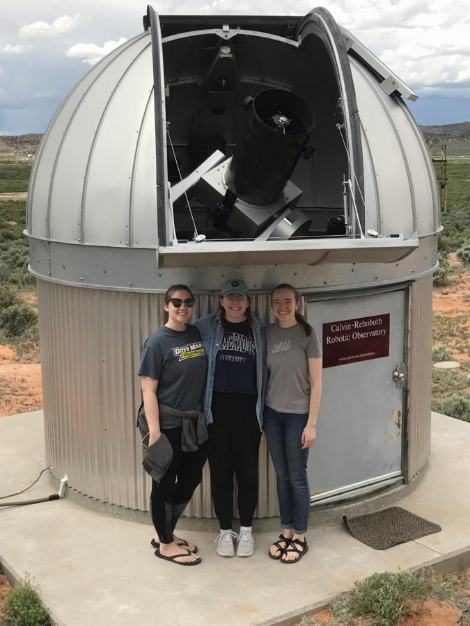 Henderson+with+her+summer+2019+research+group+at+a+telescope+in+Rehoboth%2C+NM.