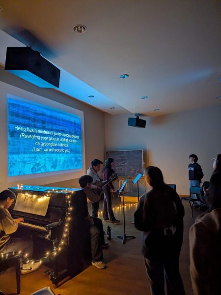 7:9 Project hosts a worship night. Photo courtesy of Evan Hsu. 